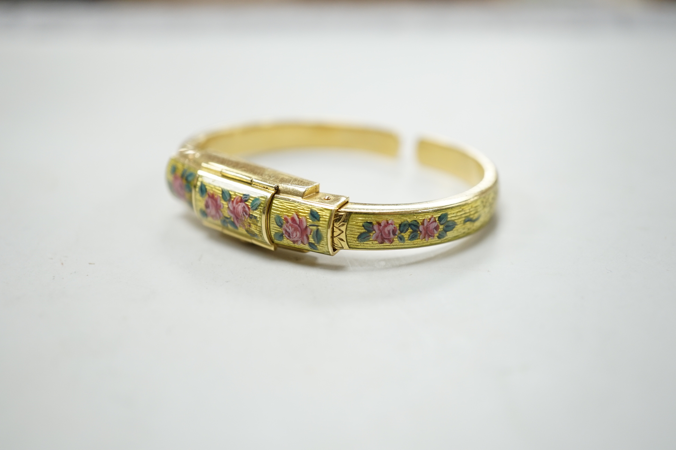 A lady's 750 and enamel Golay Stahl manual wind bangle watch, interior diameter 48mm, gross weight 22.6 grams.